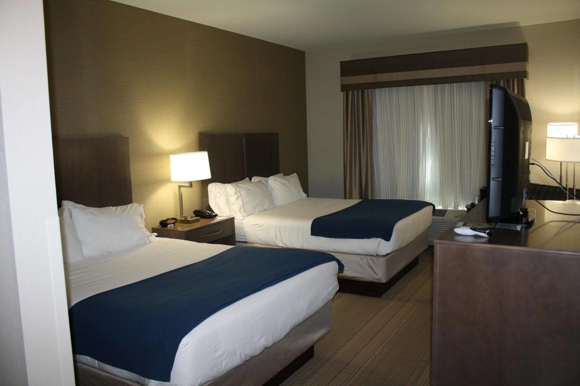 Holiday Inn Express Hotel & Suites Wichita Northeast By Ihg Buitenkant foto