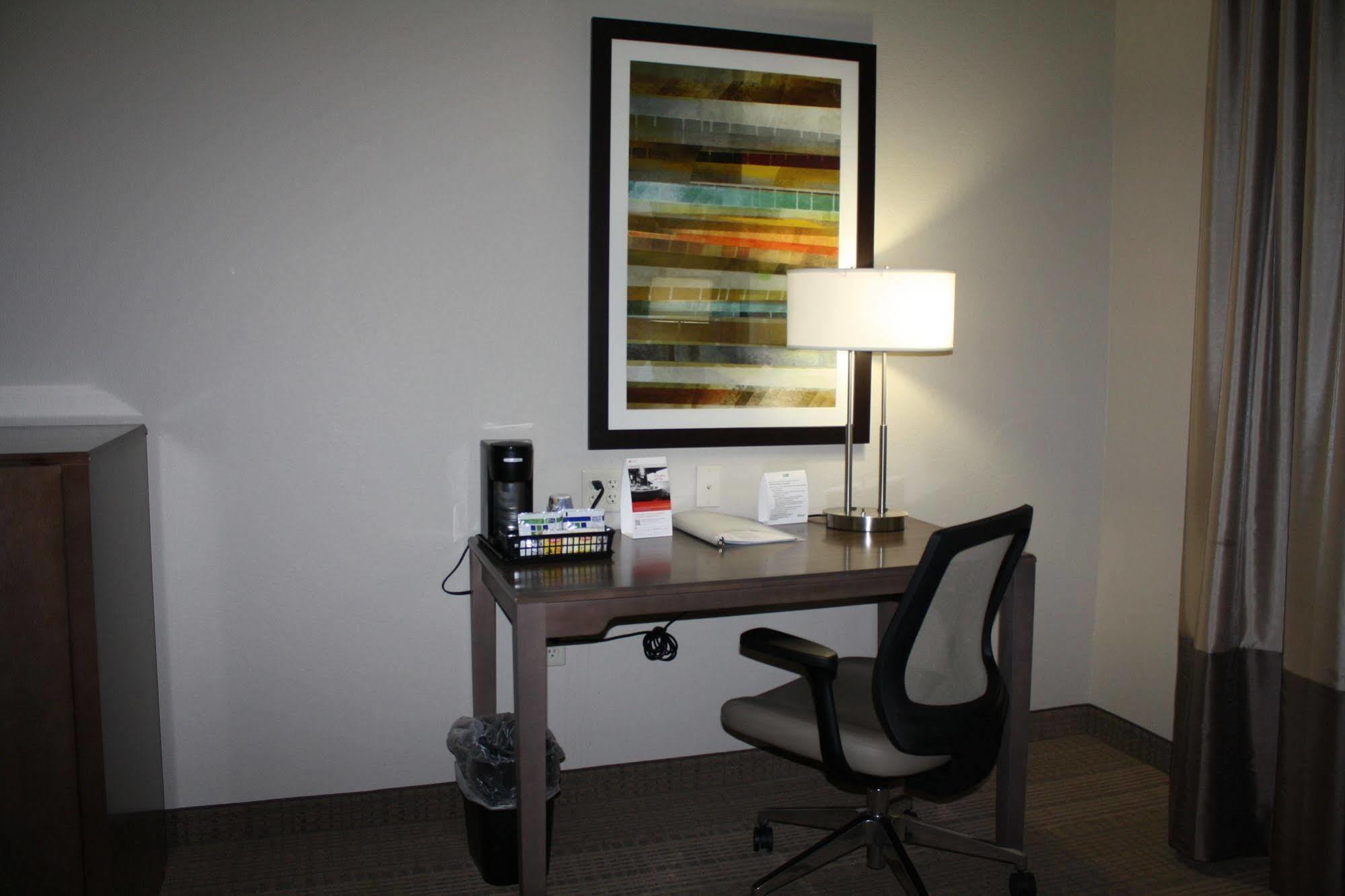 Holiday Inn Express Hotel & Suites Wichita Northeast By Ihg Buitenkant foto